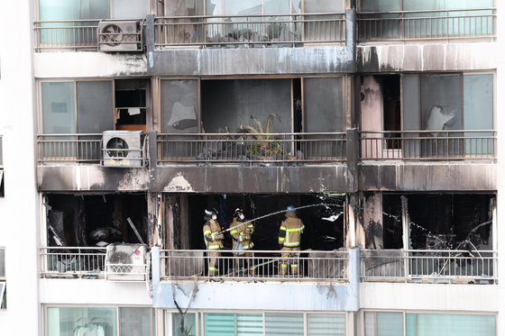 Firefighters put out a fire that started out at an apartment building in Changjeon-dong, Mapo District in western Seoul, on Aug. 17. [YONHAP]