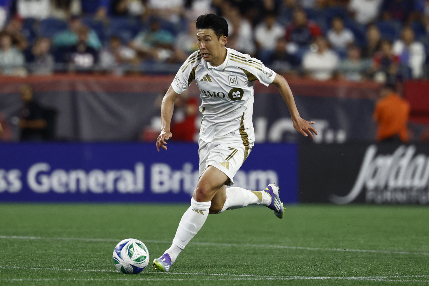Los Angeles FC forward Son Heung-min dribbles the ball during an MLS match against New England Revolution at Gillette Stadium on Aug. 16 in Foxborough, Massachusetts. [AFP/YONHAP] 