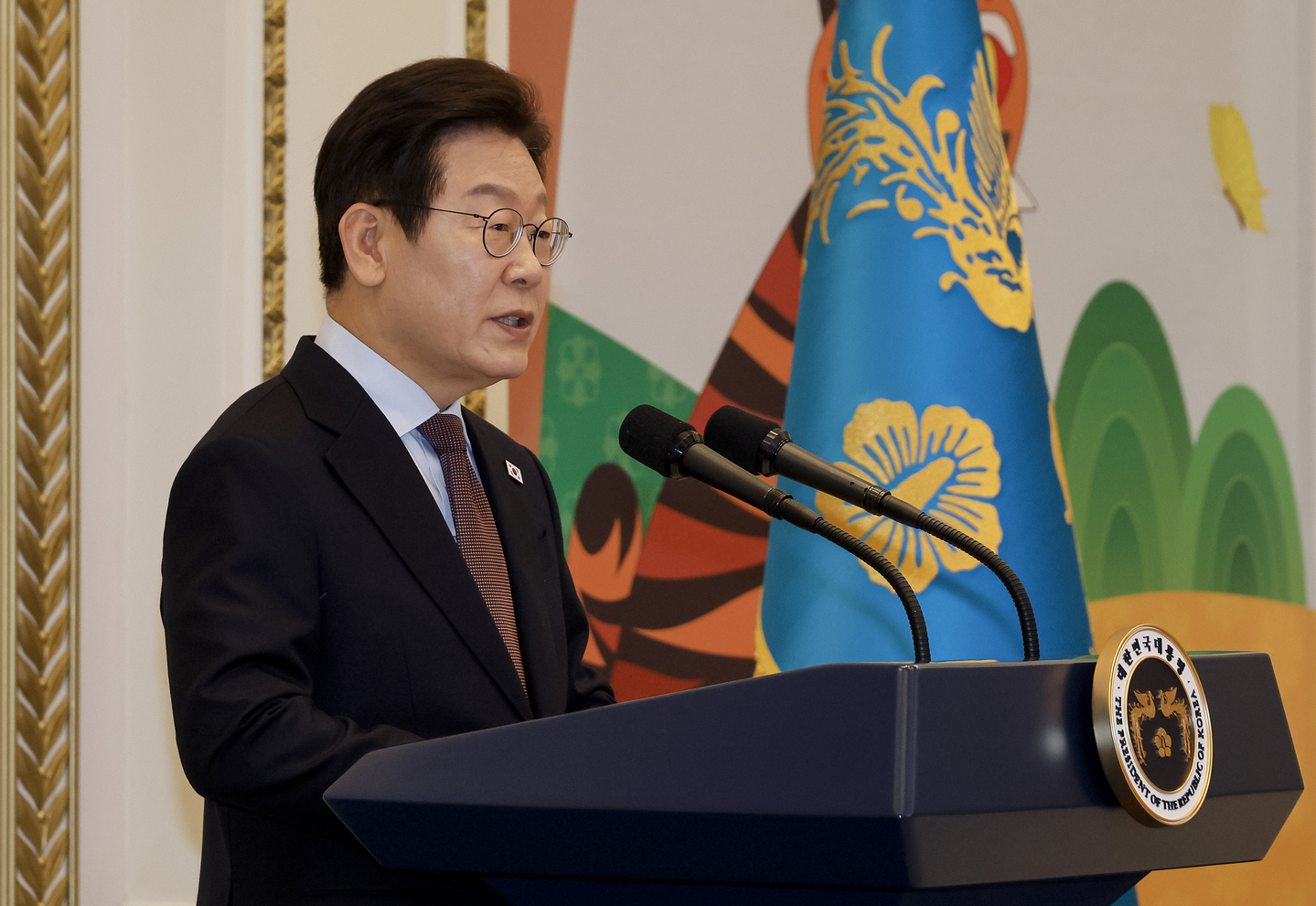 President Lee Jae Myung speaks at an evening banquet for the foreign diplomatic corps at the Blue House on Aug. 15. [JOINT PRESS CORPS]
