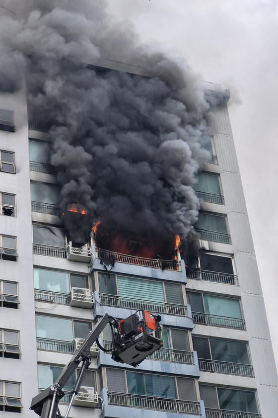 Fire breaks out at an apartment building in Changjeon-dong, Mapo District, in western Seoul, on Aug. 17. [YONHAP]