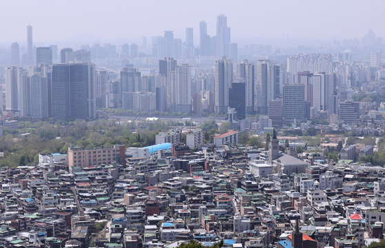 Apartment complexes and multiunit houses are seen together in Seoul on April 28. [NEWS1]