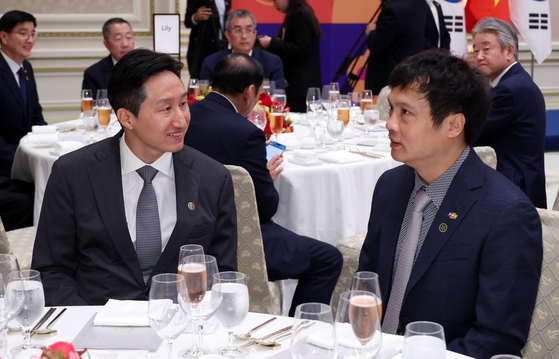 Vice Chairman of HD Hyundai Chung Ki-sun, left, converses with CEO of FPT Corporation Nguyen Van Khoa, right, at a state dinner for the Korea-Vietnam summit at the Blue House Guest Hall on Aug. 11. [YONHAP] 