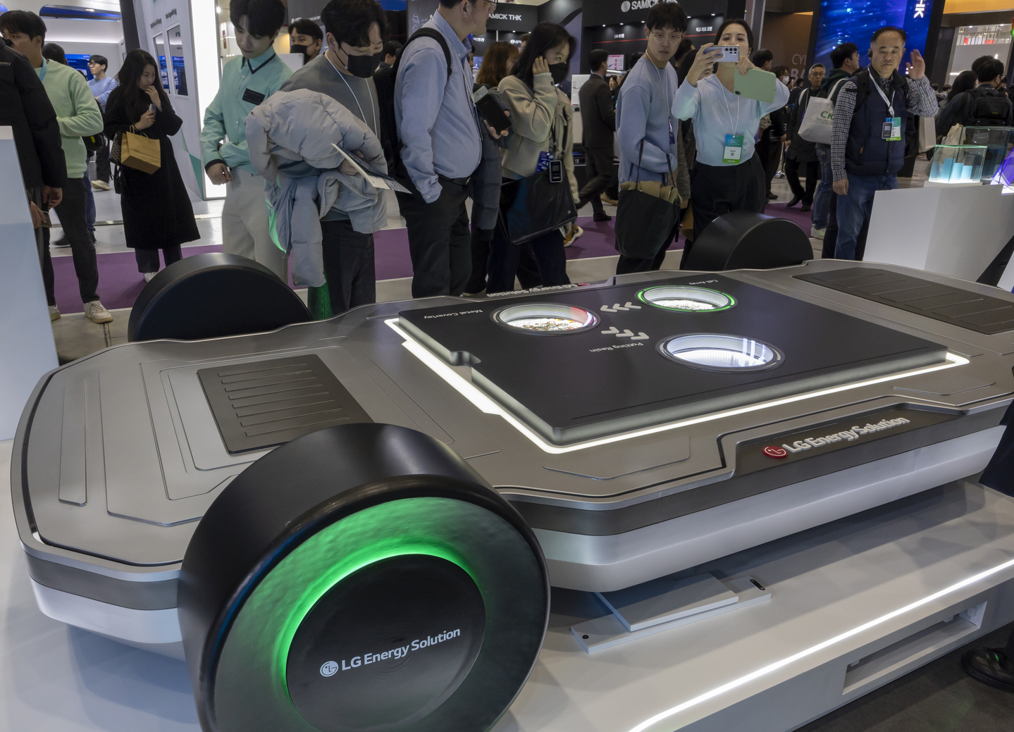A model of an electric vehicle chassis featuring the 46-series battery by LG Energy Solution (LGES) is displayed at the company's booth at the InterBattery 2025 held in the Coex exhibition hall in southern Seoul, in this file photo taken March 5. [YONHAP]
