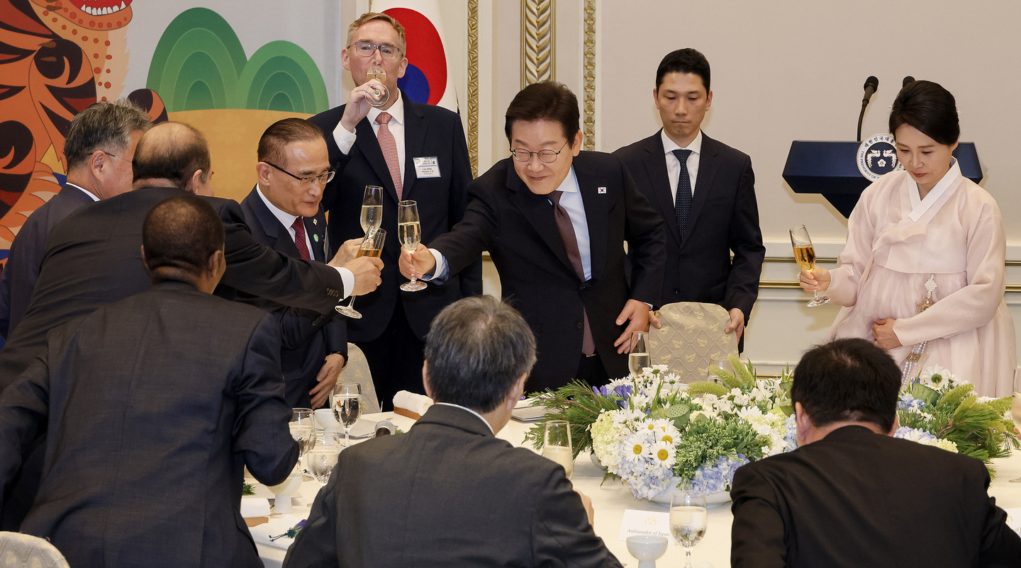 President Lee Jae Myung, center, raises a toast to foreign diplomats at an evening banquet at the Blue House on Aug. 15. [JOINT PRESS CORPS]