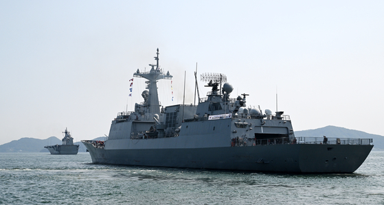 The 14,500-ton ROKS Marado amphibious landing ship, left, and the 4,400-ton ROKS Wang Geon destroyer, right, are seen departing from a port in Jinhae to attend the Talisman Sabre exercise on June 18. [YONHAP]