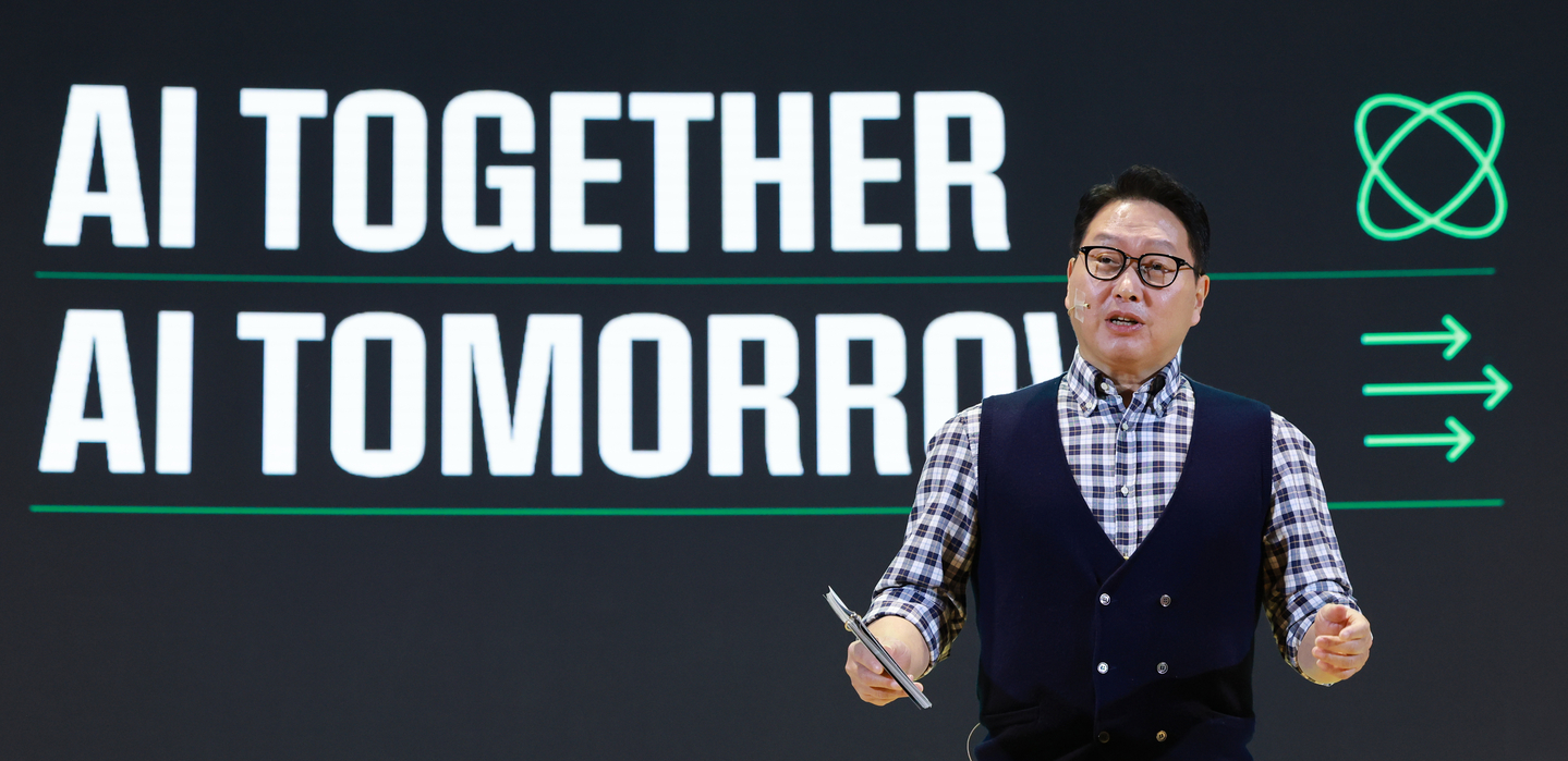 SK Group Chairman Chey Tae-won delivers a keynote speech on building an AI ecosystem through collaboration at the SK AI Summit 2024 held at Coex in Gangnam District, southern Seoul, on Nov. 4, 2024. [YONHAP] 