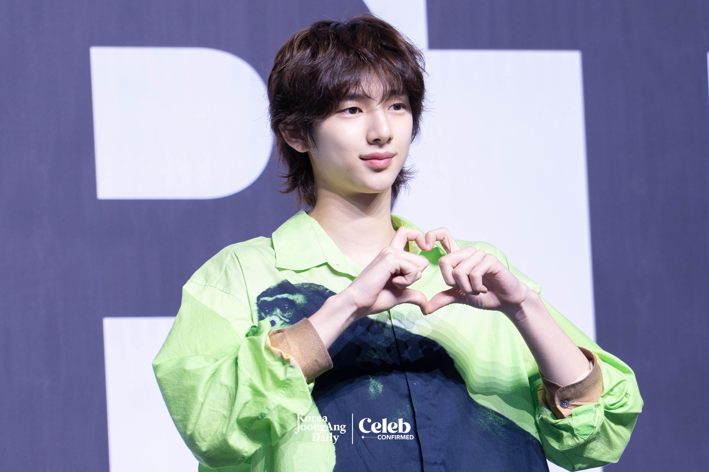 Cortis’s Juhoon poses for photos during a showcase for the release of the band’s first EP, ″Color Outside the Lines,″ at the Blue Square in central Seoul on Aug. 18. [DANIELA GONZALEZ PEREZ]