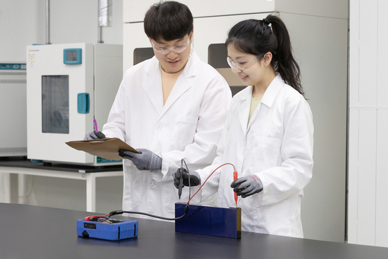 SK On's R&D researchers are seen at the company's Future Technology Institute in Daejeon in this photo provided by the company [SK ON]