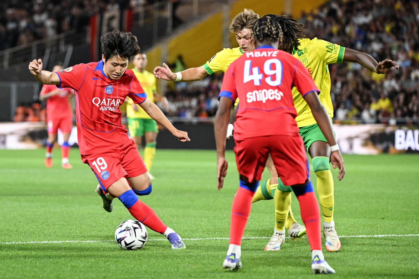 Paris Saint-Germain's South Korean midfielder Lee Kang-in, left, runs with the ball during the French L1 football match between FC Nantes and Paris Saint-Germain (PSG) at the Stade de la Beaujoire - Louis Fonteneau in Nantes, western France, on Aug. 17. [AFP/YONHAP]