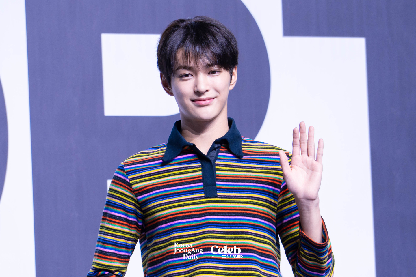 Cortis’s Keonho poses for photos during a showcase for the release of the band’s first EP, ″Color Outside the Lines,″ at the Blue Square in central Seoul on Aug. 18. [DANIELA GONZALEZ PEREZ]