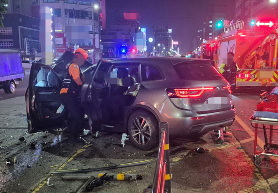 A smashed SUV on a four-lane road in Guwol-dong, Namdong District, Incheon, on the morning of May 8 [INCHEON FIRE SERVICES]