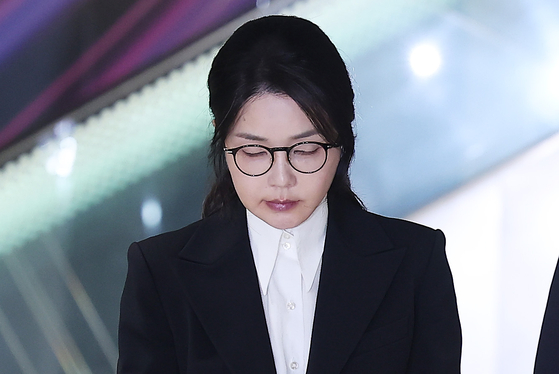 Former first lady Kim Keon Hee walks out of the KT Gwanghwamun Building where the special counsel offices are set up after a questioning on Aug. 6. [NEWS1]