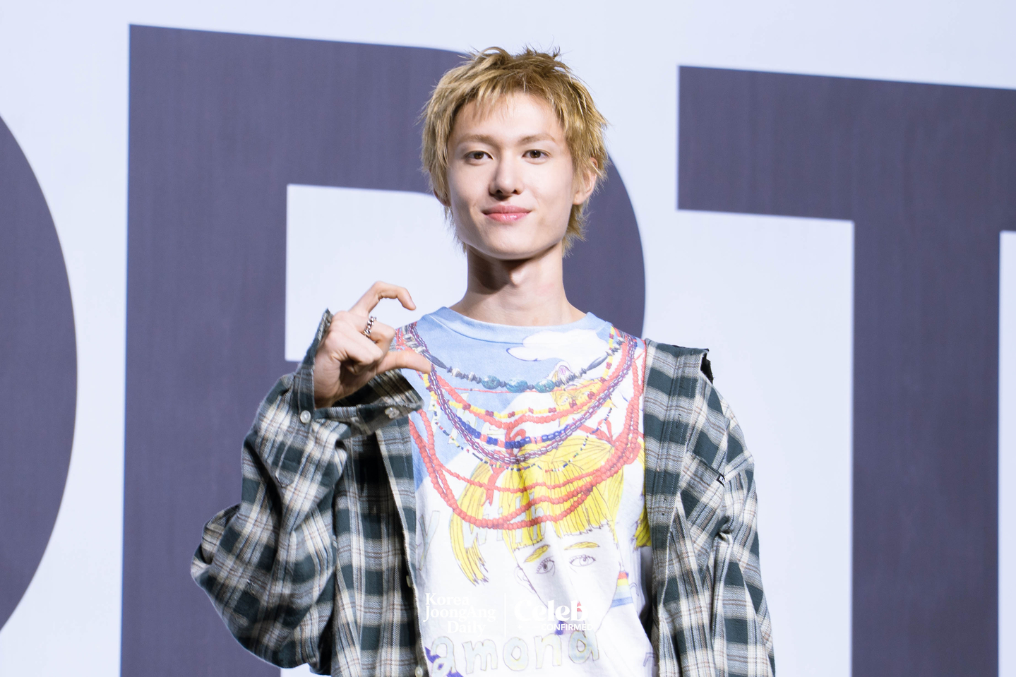 Cortis’s Martin poses for photos during a showcase for the release of the band’s first EP, ″Color Outside the Lines,″ at the Blue Square in central Seoul on Aug. 18. [DANIELA GONZALEZ PEREZ]