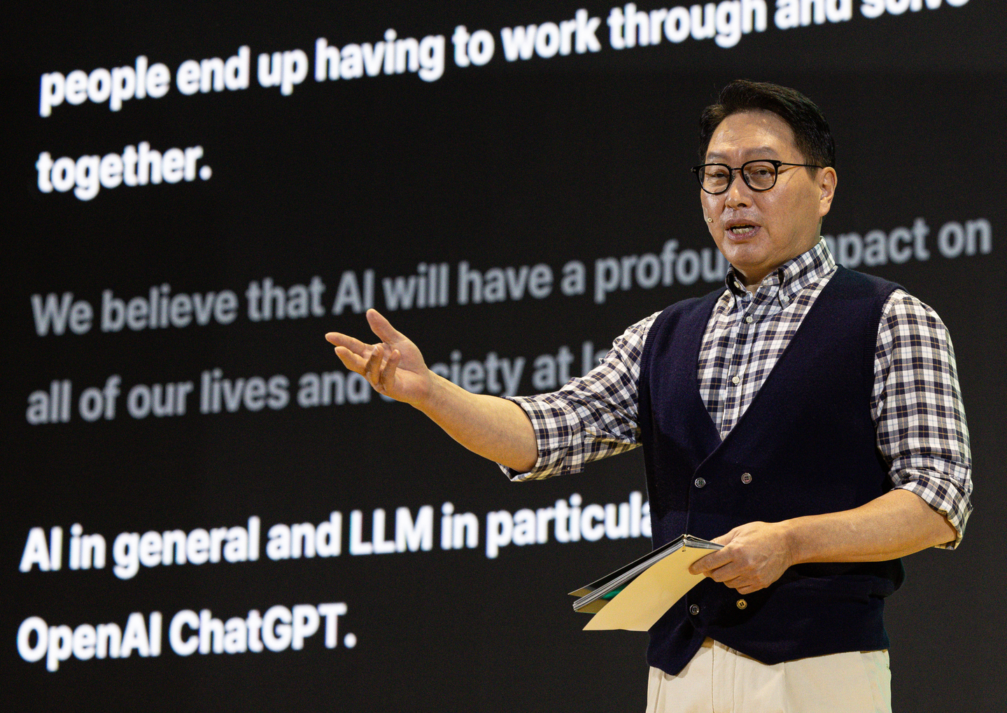 SK Group Chairman Chey Tae-won delivers a keynote speech on building an AI ecosystem through collaboration at the SK AI Summit 2024 held at Coex in Gangnam District, southern Seoul, on Nov. 4, 2024. [NEWS1]