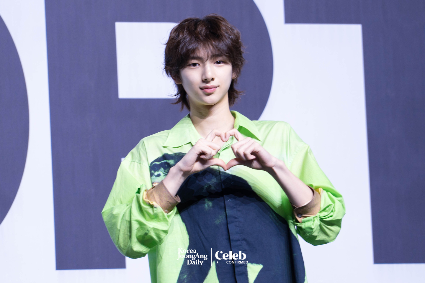 Cortis’s Juhoon poses for photos during a showcase for the release of the band’s first EP, ″Color Outside the Lines,″ at the Blue Square in central Seoul on Aug. 18. [DANIELA GONZALEZ PEREZ]