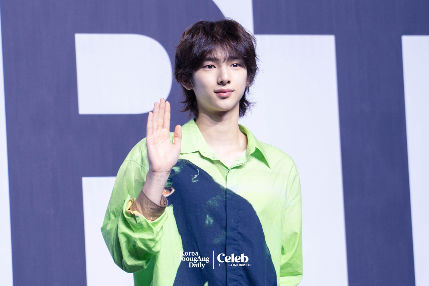 Cortis’s Juhoon poses for photos during a showcase for the release of the band’s first EP, ″Color Outside the Lines,″ at the Blue Square in central Seoul on Aug. 18. [DANIELA GONZALEZ PEREZ]
