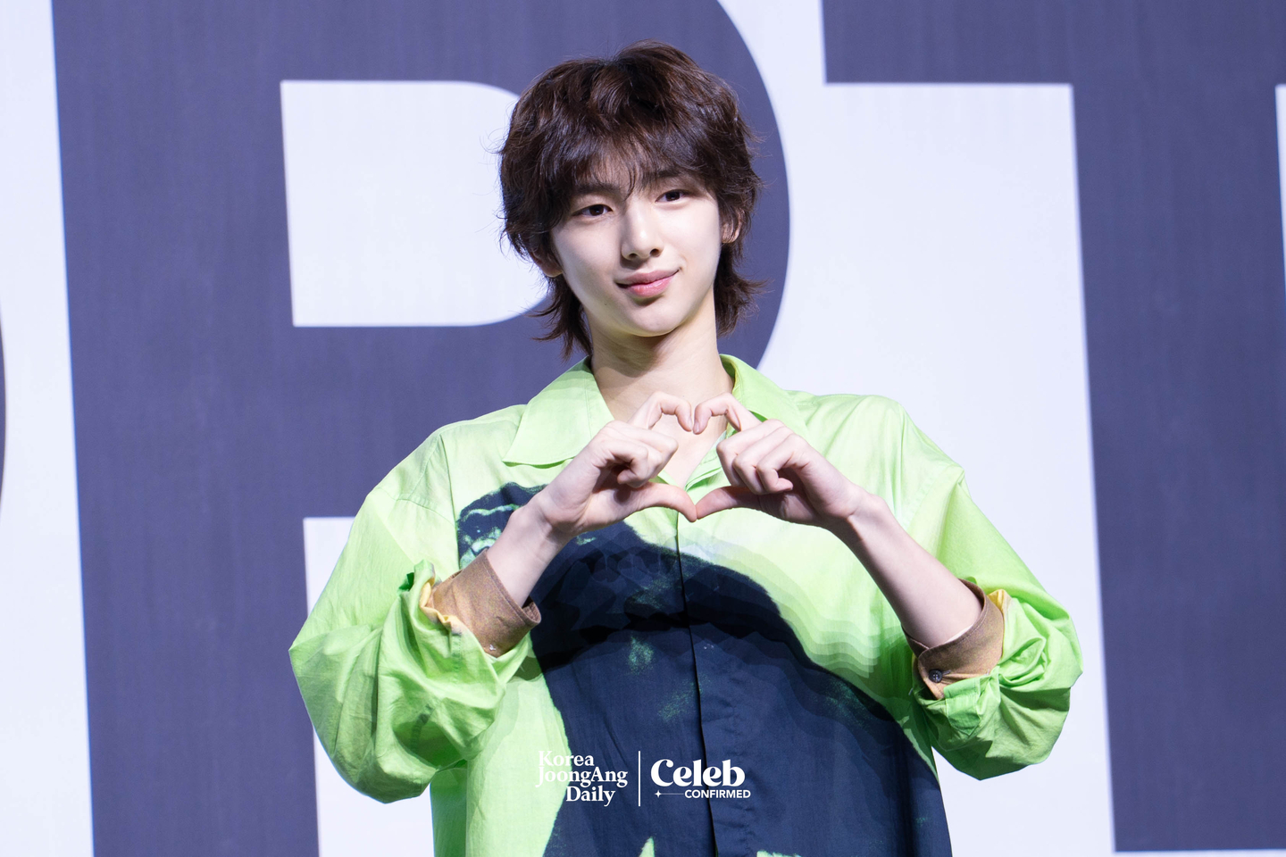 Cortis’s Juhoon poses for photos during a showcase for the release of the band’s first EP, ″Color Outside the Lines,″ at the Blue Square in central Seoul on Aug. 18. [DANIELA GONZALEZ PEREZ]