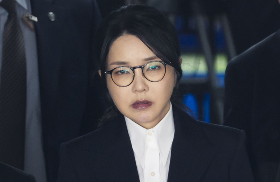 Former first lady Kim Keon Hee, center, leaves Seoul Central District Court in southern Seoul on Aug. 12, after an arrest warrant hearing. [JOINT PRESS CORPS]