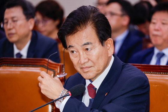Unification Minister Chung Dong-young takes off his glasses during a plenary session of the National Assembly's Foreign Affairs and Unification Committee in Yeouido, western Seoul, on Aug. 18. [NEWS1]