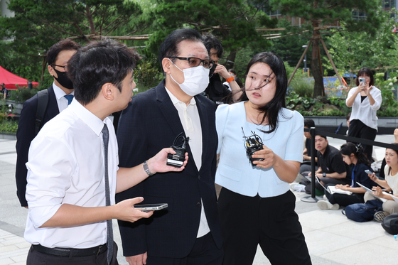Jeon Seong-bae, the shaman also known as ″Geon Jin,″ walks into the special counsel offices in Jongno District, central Seoul on Aug. 18. [NEWS1] 