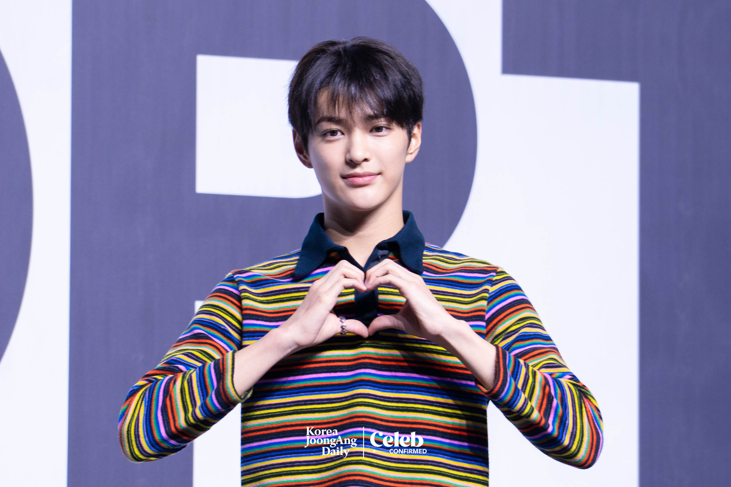 Cortis’s Keonho poses for photos during a showcase for the release of the band’s first EP, ″Color Outside the Lines,″ at the Blue Square in central Seoul on Aug. 18. [DANIELA GONZALEZ PEREZ]