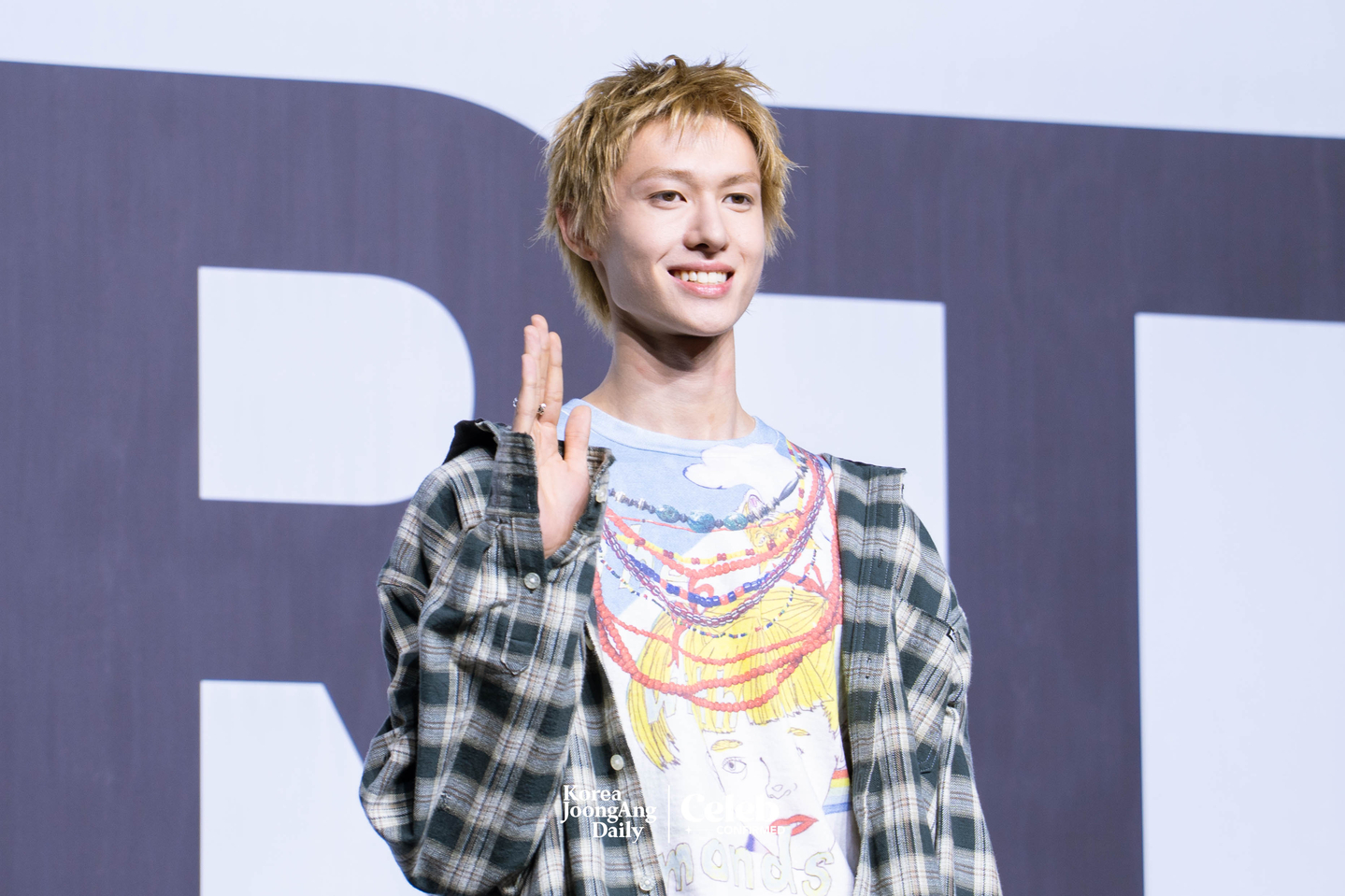 Cortis’s Martin poses for photos during a showcase for the release of the band’s first EP, ″Color Outside the Lines,″ at the Blue Square in central Seoul on Aug. 18. [DANIELA GONZALEZ PEREZ]