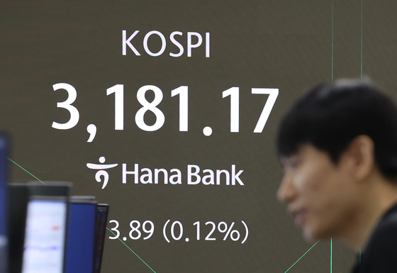 A screen in Hana Bank's trading room in central Seoul shows the Kospi opening on Aug. 19. [YONHAP]