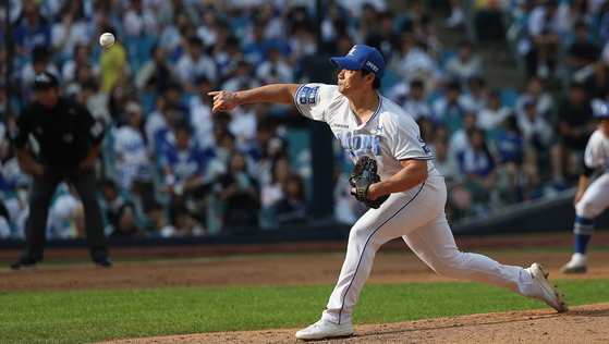 Samsung Lions pitcher Oh Seung-hwan pitches during a KBO game against the Kia Tigers at Daegu Samsung Lions Park in Daegu on Sept. 1, 2024. [NEWS1]