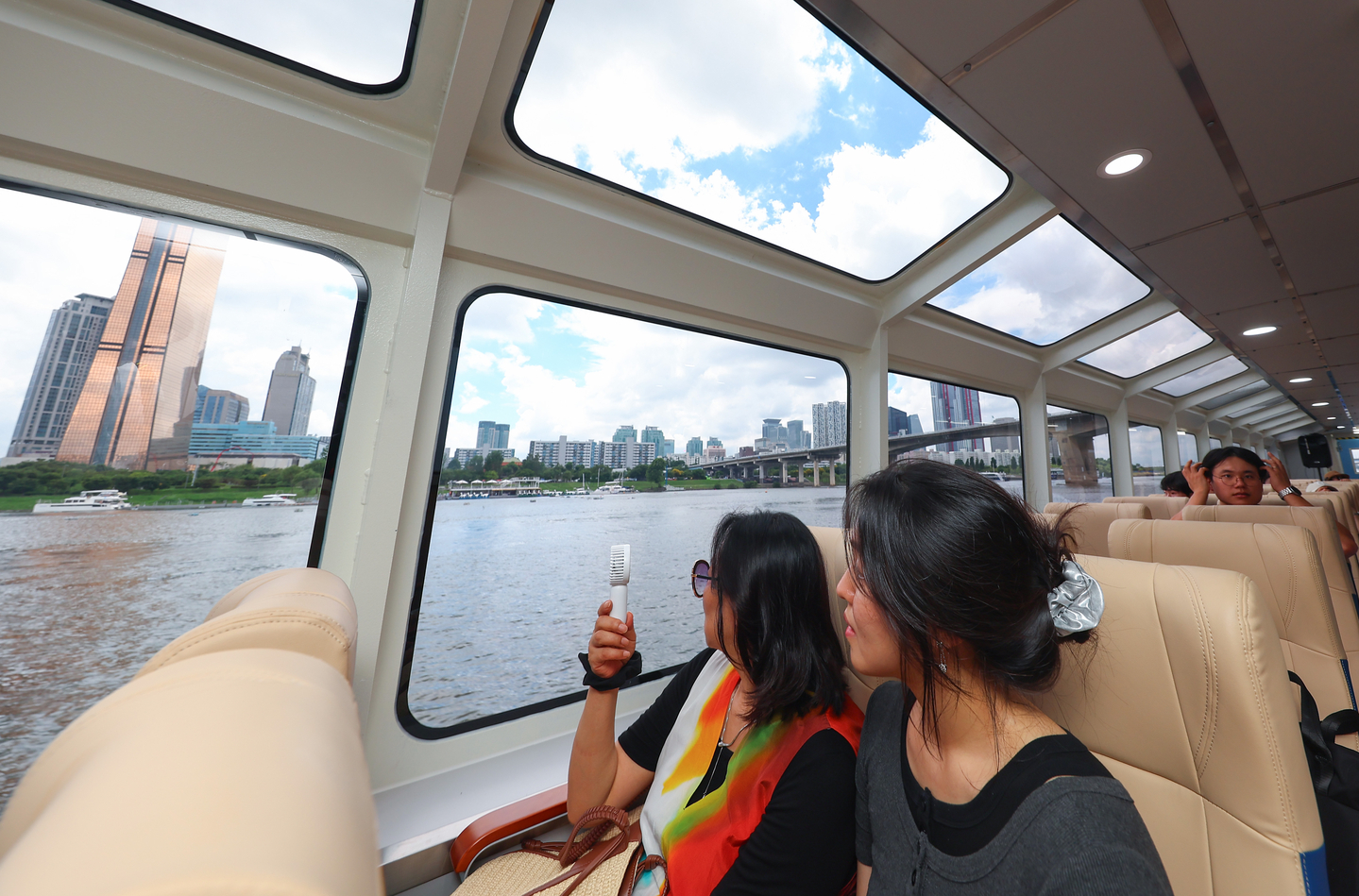 Passengers enjoy the river view during a trial ride on the Hangang Bus on July 1. [YONHAP] 