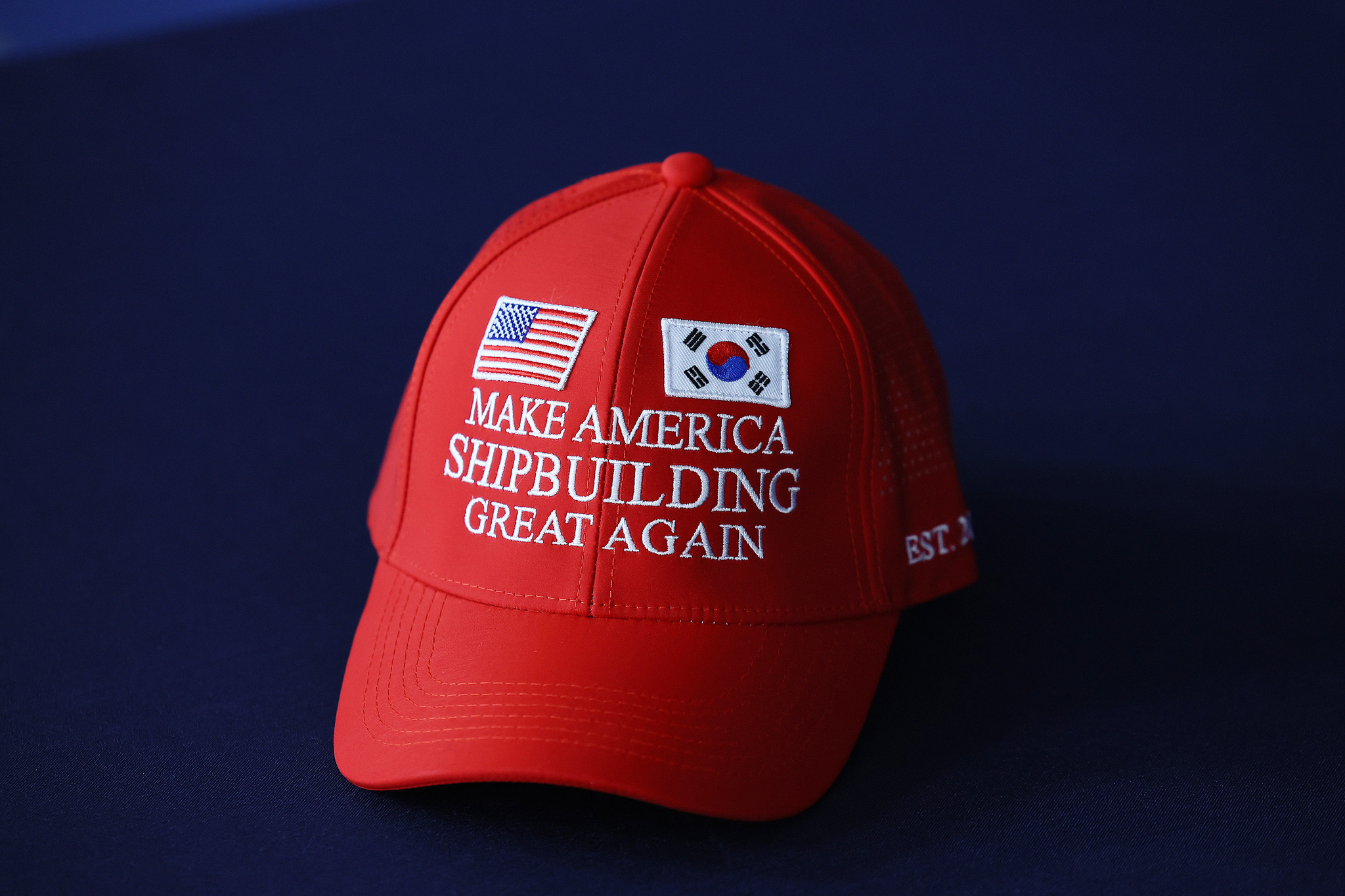 A red baseball cap designed by the Ministry of Trade, Industry and Energy to promote its “Make American Shipbuilding Great Again” initiative during trade talks with the United States is pictured on Aug. 3. [JOINT PRESS CORPS]