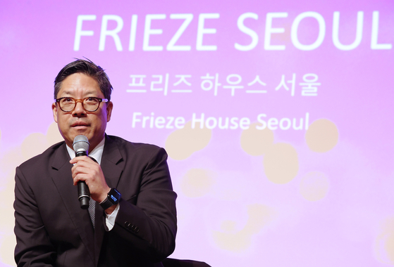 Director of Frieze Seoul, Patrick Lee, answers questions from local reporters at the joint press conference held by Frieze Seoul and Kiaf Seoul 2025 on Tuesday at The Shilla Seoul. [YONHAP]