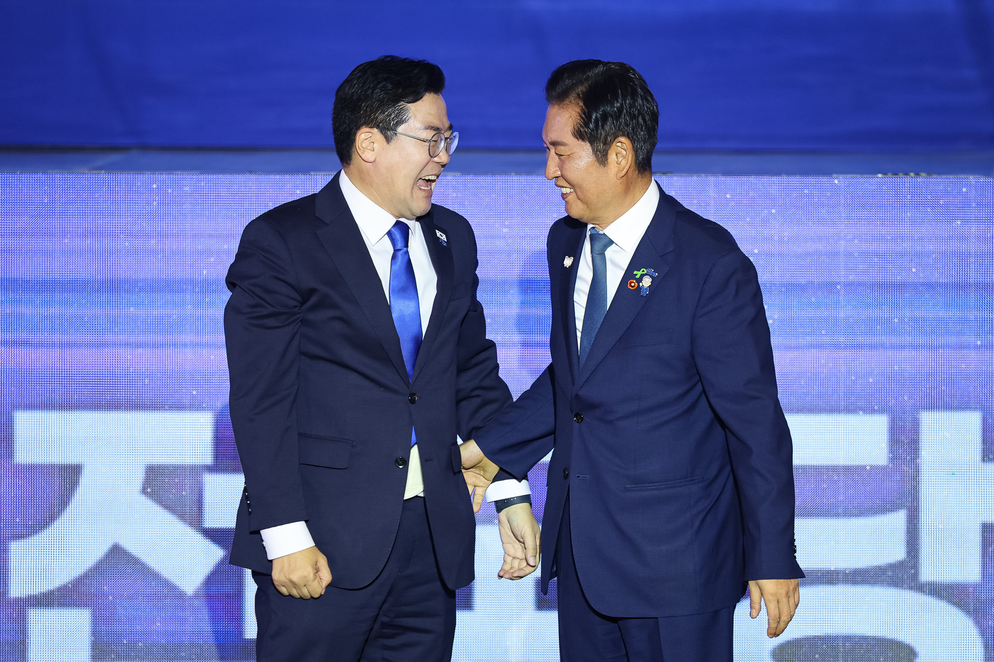 Jung Chung-rae, leader of the Democratic Party, right, and lawmaker Park Chan-dae exchange words of encouragement after the election results are announced at the party’s second national convention at Kintex in Goyang, Gyeonggi, on Aug. 2. [JOONGANG ILBO]