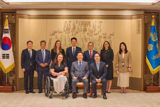 President Lee Jae Myung, front row center, poses for a photo after a meeting with U.S. Sen. Tammy Duckworth, front row left, and Sen. Andy Kim, front row right, at the Yongsan presidential in Seoul on Aug. 18. They are joined by Joseph Yun, acting U.S. ambassador to Korea, National Security Adviser Wi Sung-lac and other aides and officials. [PRESIDENTIAL OFFICE]