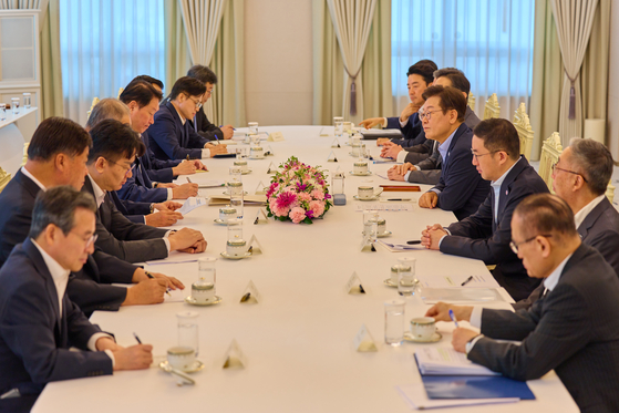 President Lee Jae Myung, center right, listens to remarks from business leaders in a meeting ahead of his visit to Japan and the United States at the Yongsan presidential office in central Seoul on Aug. 19. His business delegation includes SK Group Chairman Chey Tae-won, head of the Korea Chamber of Commerce and Industry, Samsung Electronics Executive Chairman Lee Jae-yong and LG Group Chairman Koo Kwang-mo, who attended the meeting of businesspeople and heads of major economic associations. [PRESIDENTIAL OFFICE]
