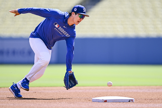 Los Angeles Dodgers second baseman Kim Hye-seong fields a ball during warm-ups before a game against the Toronto Blue Jays at Dodger Stadium in Los Angeles on Aug. 10. [REUTERS/YONHAP]