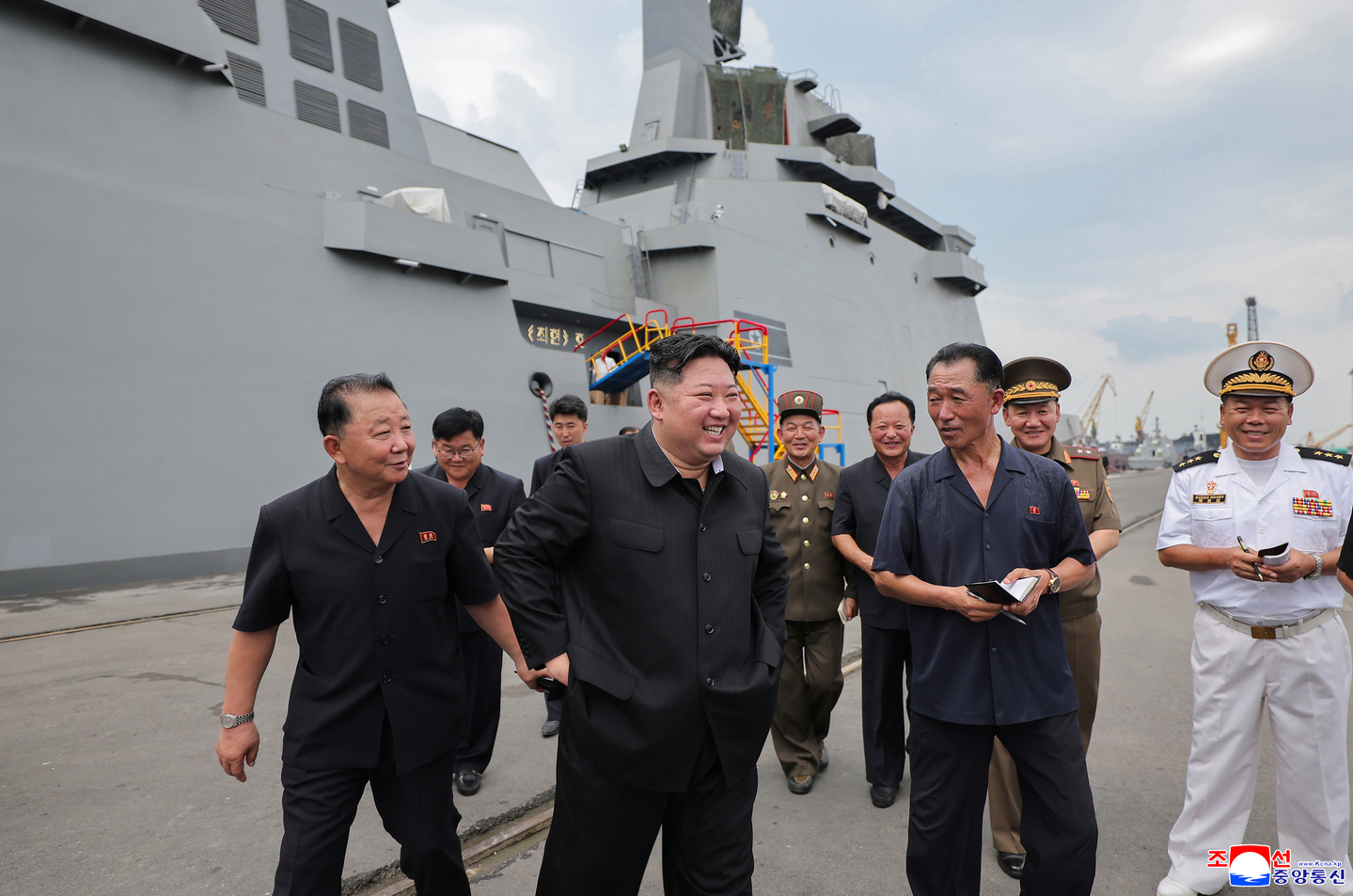 This photo, carried by North Korea's official Korean Central News Agency on Aug. 19, shows North Korean leader Kim Jong-un inspecting the 5,000-ton Choe Hyon destroyer the previous day. [YONHAP] 