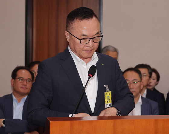 Korea Hydro & Nuclear Power CEO Whang Joo-ho readies himself to answer lawmakers’ questions regarding the clause signed earlier this year with U.S.-based Westinghouse to end an intellectual property dispute during a committee meeting at the National Assembly in western Seoul on Aug. 19. [YONHAP]