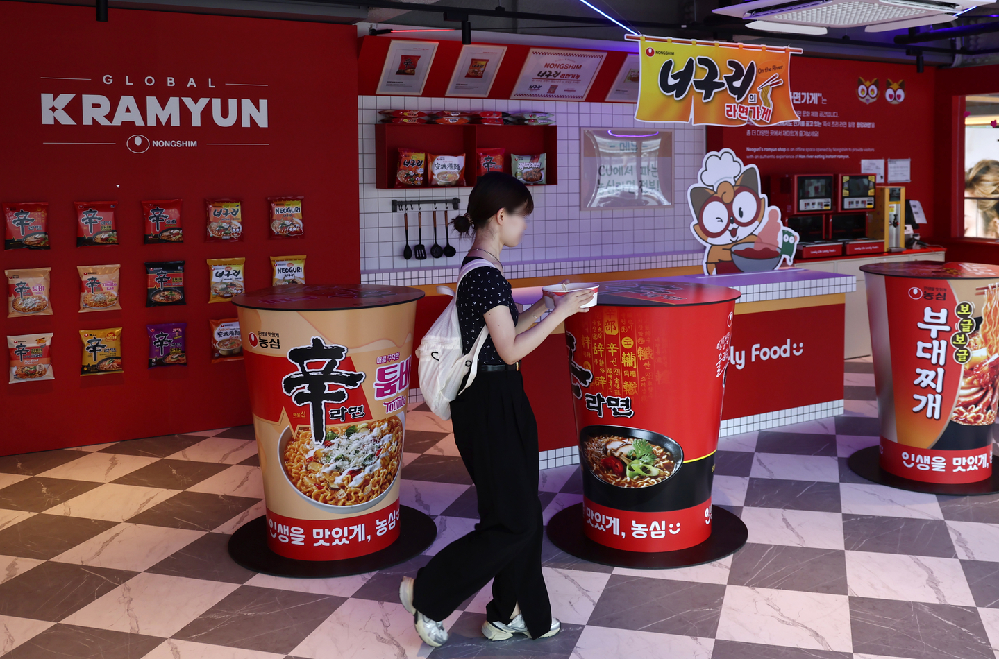 A customer buys ramyeon at Nongshim’s Hangang Bus Yeouido store in western Seoul on July 14. [YONHAP]