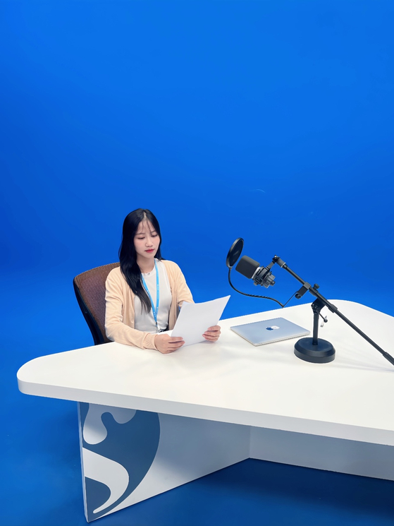 Ta Thi Thanh Nga films content while part of the Shinhan Bank Student Ambassadors program [TA THI THANH NGA]