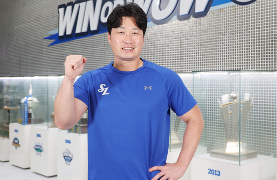 Samsung Lions pitcher Oh Seung-hwan poses for a photo after an interview with the JoongAng Ilbo at Daegu Samsung Lions Park in Daegu on Aug. 14. [JOONGANG ILBO]