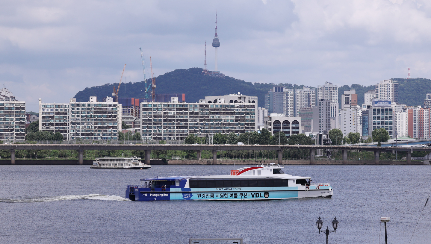 A Hangang Bus departs Yeouido for Ttukseom in eastern Seoul during a trial run on July 1. [NEWS1]