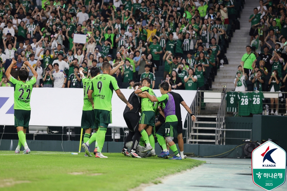 Lee Seung-woo of Jeonbuk Hyundai Motors celebrates with teammates after scoring the defining goal against FC Anyang at Jeonju World Cup Stadium on Aug. 8. [NEWS1] 