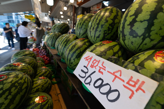 Watermelons are for sale at a traditional market in Seoul on Aug. 10. [NEWS1]