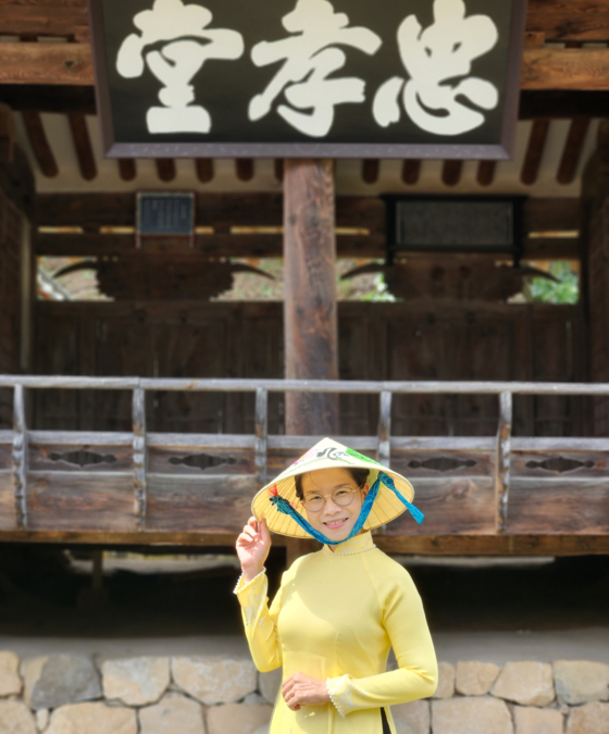 Do Ngoc Luyen, a 47-year-old professor at Kwangwoon University originally from Vietnam, poses for photos during an interview with the JoongAng Ilbo at the Chunghyo House, or Chunghyodang, in Bonghwa County, North Gyeongsang, on Aug. 18. [KIM JUNG-SEOK]