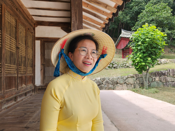 Do Ngoc Luyen, a 47-year-old professor at Kwangwoon University originally from Vietnam, poses for photos during an interview with the JoongAng Ilbo at the Chunghyo House, or Chunghyodang, in Bonghwa County, North Gyeongsang, on Aug. 18. [KIM JUNG-SEOK]