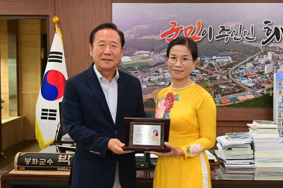 Do Ngoc Luyen, a 47-year-old professor at Kwangwoon University originally from Vietnam, poses for photos with Park Hyun-guk, the Mayor of Bonghwa County, after being appointed the honorary ambassador for the North Gyeongsang region on Aug. 6. [BONGHWA-GUN]