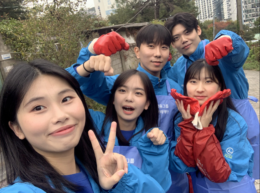 Huyen Trang Pham poses for a photo with her Campus Woori team members. [HUYEN TRANG PHAM] 