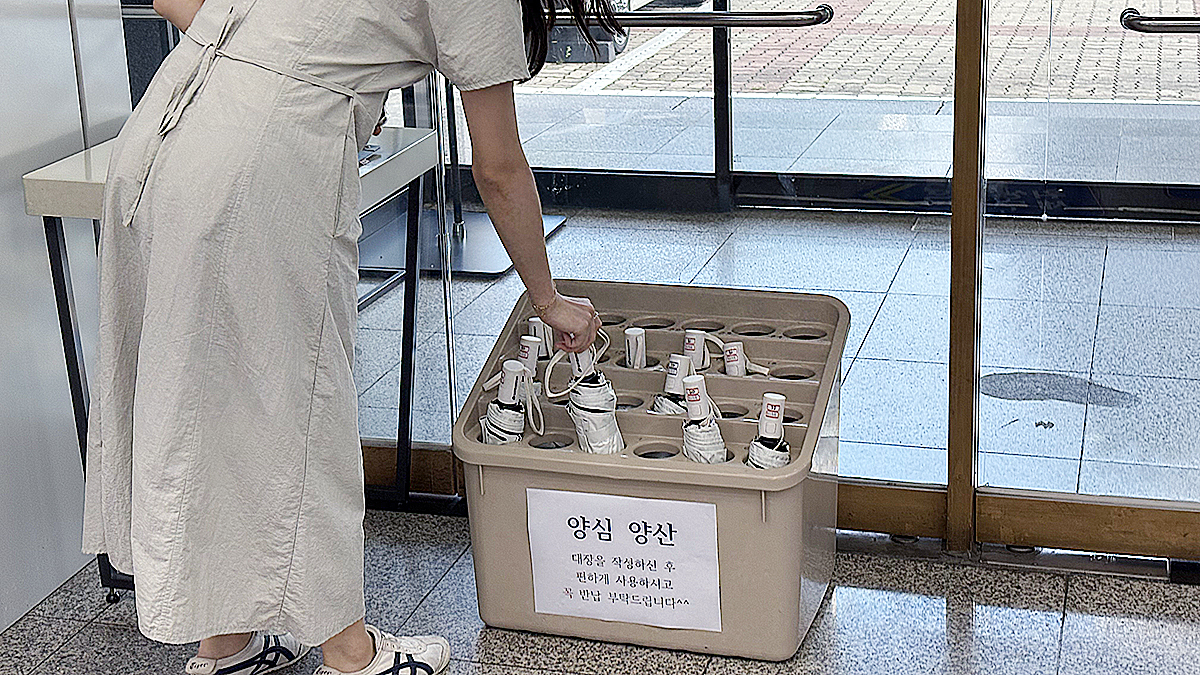 Half the parasols for public use at the civil service office in Dalseo District Office, Daegu, ran out within two hours on July 23. [BAEK KYUNG-SEO]