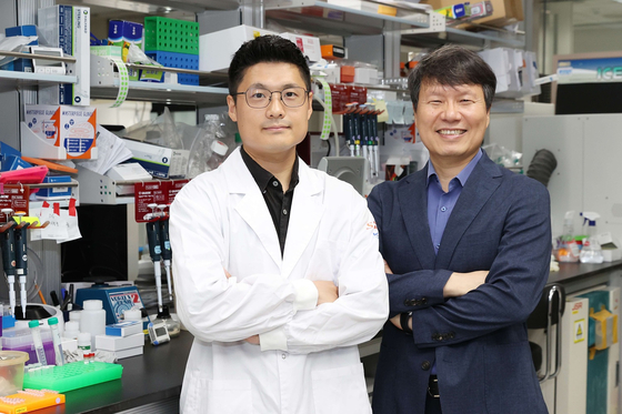 Shin Jong-pil, a Ph.D. candidate in Korea Advanced Institute of Science and Technology's (KAIST) Department of Biological Sciences, left, and Heo Won-do, professor at the Department of Biological Sciences at KAIST. [KAIST]