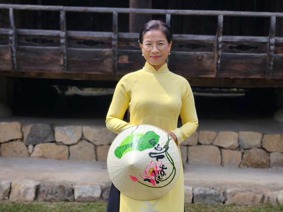 Do Ngoc Luyen, a 47-year-old professor at Kwangwoon University originally from Vietnam, poses for photos during an interview with the JoongAng Ilbo at the Chunghyo House, or Chunghyodang, in Bonghwa County, North Gyeongsang, on Aug. 18. [KIM JUNG-SEOK]